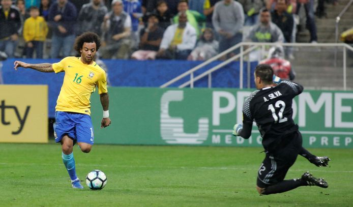 Marcelo (Brazilië) en Paraguay-doelman Antony Silva.