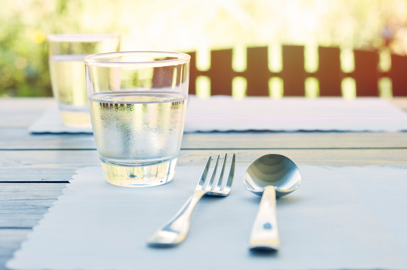 Waarom een glas water in een restaurant of op een terras vaak niet