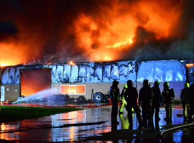 Grote brand in Weert zorgt voor veel rook die over A2 richting Budel trekt