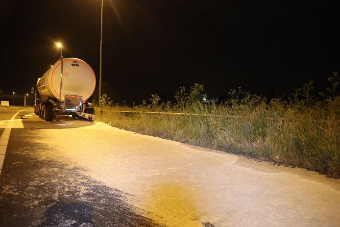 Bij een ongeval op de A2 bij Den Bosch is een bestelbus achterop een vrachtwagen gebotst. Door de botsing is de vrachtwagen met 33 ton room leeggelopen over de snelweg.