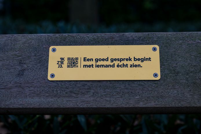 Bankje in Baarn krijgt bijzonder bordje om in gesprek te komen over ...
