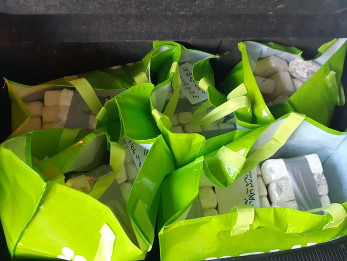 De politie vond boodschappentassen vol met blokken cocaïne.