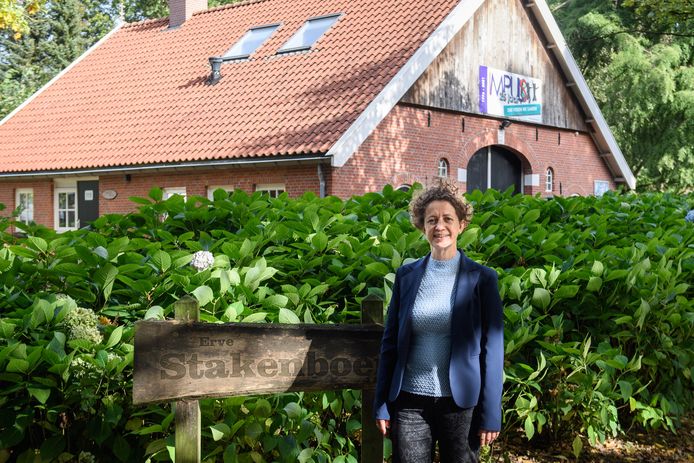 Alice ten Dam, directeur Impuls, voor de wijkboerderij Stakenboer die nog meer dan nu al het geval is de huiskamer van de wijk moet worden.