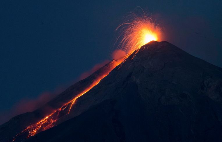 De Fuego-vulkaan bij een eerdere uitbarsting in 2015. Beeld AP