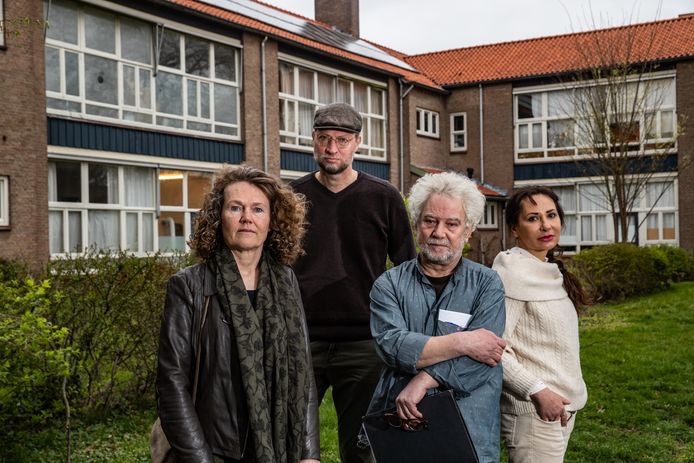 Vier kunstenaars hebben hun atelier aan de Van Hetenstraat in Deventer, maar de kans is groot dat ze binnenkort moeten verkassen: vlnr Marijke Eijsink, Ton Kruse, Fikret Devedzic en Gorsia Kalisciak.