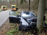 Auto botst tegen boom bij Beekbergen: vijf gewonden