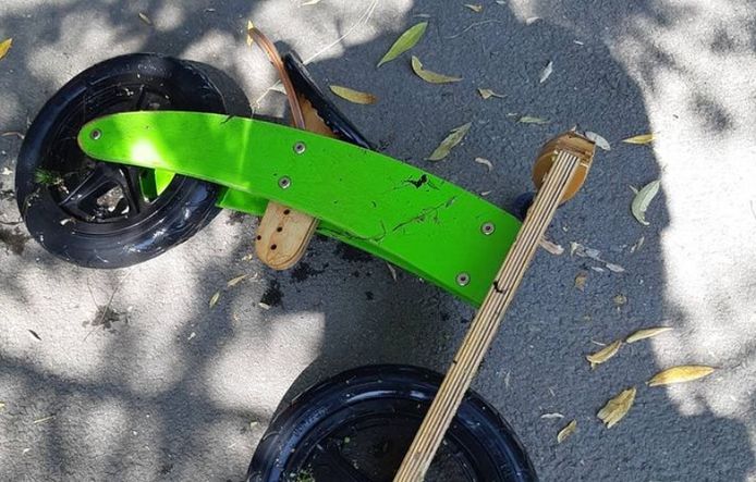 In het water bij de Zaling in Papendrecht werd dit kinderfietsje gevonden.