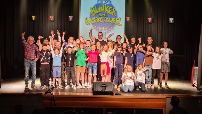 In CC De Wissel voerde de Vrije Basisschool Blinker en het Bagbagjuweel op. Ook Marc De Bel zelf was erbij.