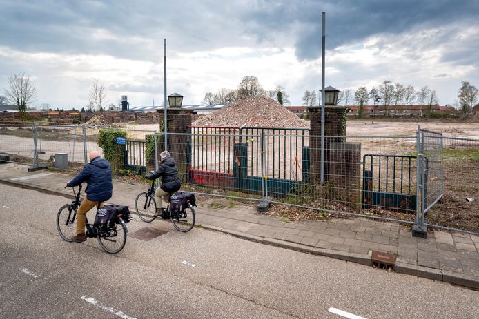 Alleen de oude poort van het Lepperterrein staat er nog. De fabriek zelf is tegen de vlakte gegooid.