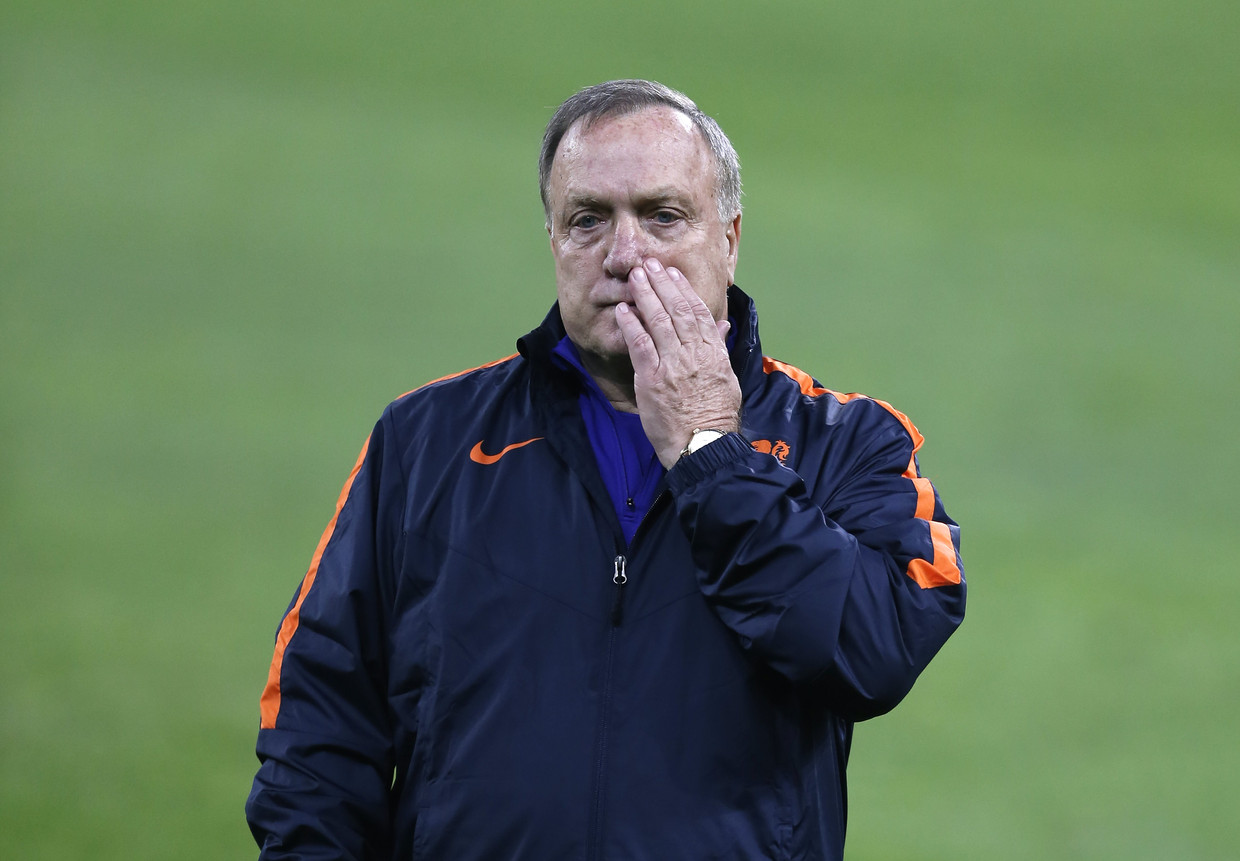 Bondscoach Dick Advocaat gisteravond tijdens de training voor de oefeninterland met Roemenië, vanavond Beeld EPA