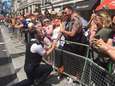 Hoezo taboe? Agent legt Gay Pride-parade stil om zijn vriend ten huwelijk te vragen