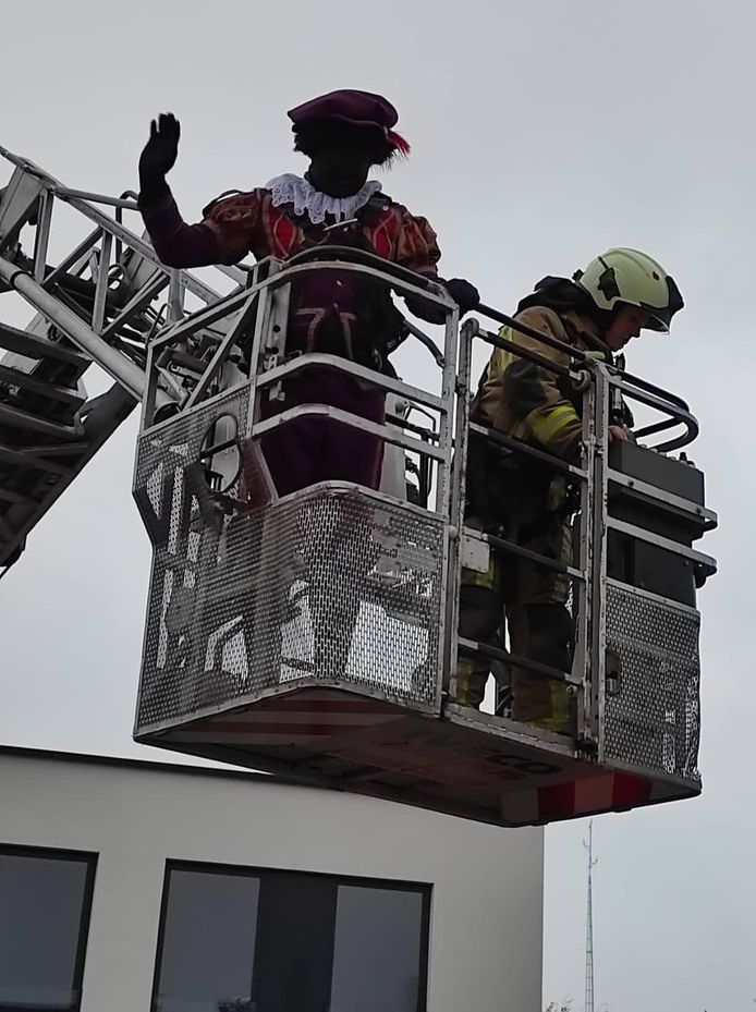 De Ardooise brandweer moest twee Pieten redden van het dak van GBS De Zonnebloem.