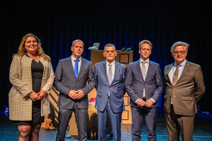 Het nieuwe wethoudersteam. Van links naar rechts: Anouk Noordermeer (VVD), Gert-Jan Schotanus (NE), Gerard van As (NE), Relus Breeuwsma (CDA) en Gert van den Ham (D66).