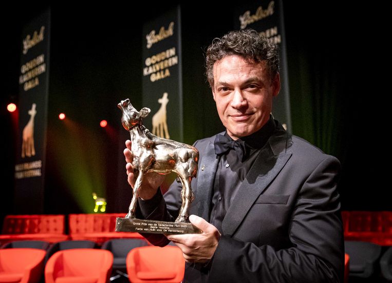 Fedja van Huêt met een Gouden Kalf voor de beste hoofdrol speelfilm met de film De Veroordeling. Beeld ANP