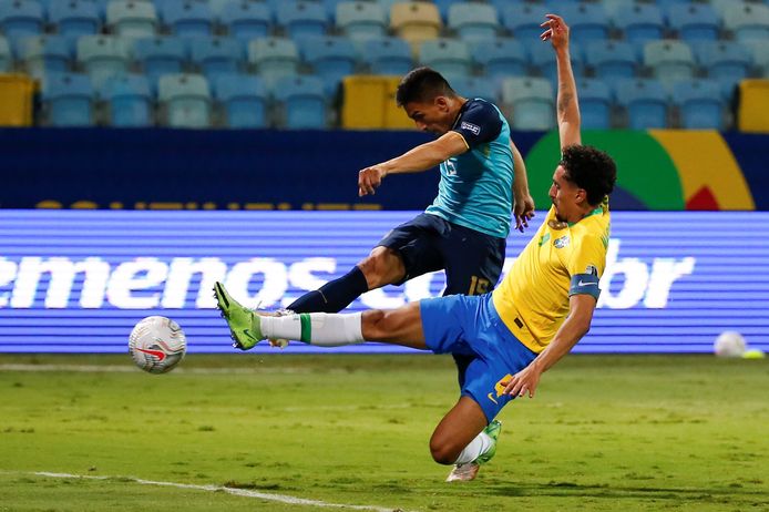 Angel Mena (Ecuador) haalt uit voor de gelijkmaker tegen Brazilië in de Copa América. De Braziliaanse aanvoerder Marquinhos kan de goal niet voorkomen.