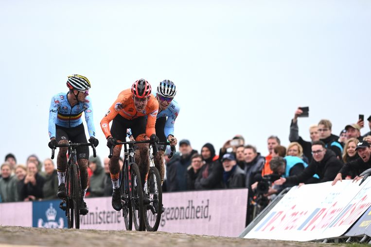 Ryan Kamp sprint sneller dan Thibau Nys en Niels Vandeputte bij de U23. Beeld BELGA