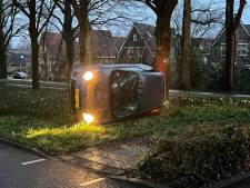 Auto slaat over de kop in Nunspeet: tweetal komt wonder boven wonder met schrik vrij