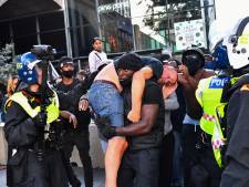 L’image remarquable d’un manifestant BLM venant en aide à un “militant d’extrême droite”