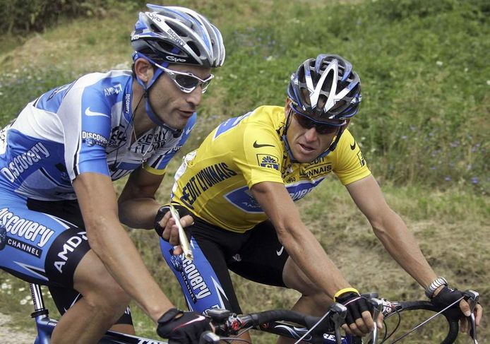 Lance Armstrong met ploegmaat Hincapie die hij nog altijd een vriend noemt.