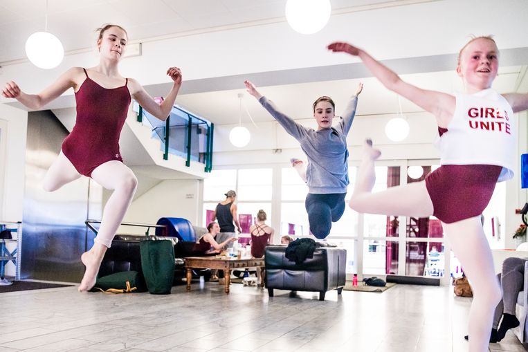 Meisjes oefenen tijdens de balletles.  Beeld Marlena Waldthausen