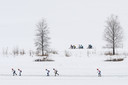 De kwaliteit van de ijsvloer op de Weissensee is deze dagen nog niet van dien aard, dat er al flink op kan worden geschaatst. In afwachting van de eerste wedstrijd werken veel schaatsploegen hun training op de fiets af.