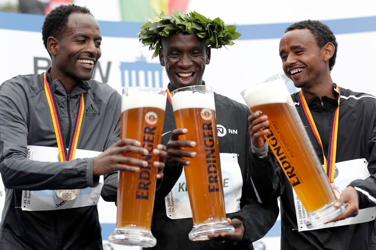De Keniaan Eliud Kipchoge (midden) won zondag in Berlijn, Guye Adola en Mosinet Geremew uit Ethiopië wonnen respectievelijk zilver en brons. Beeld AP