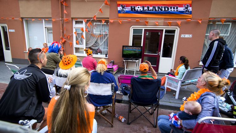 Oranjefans kijken buiten op een televisie naar het WK-duel tussen Australie en Nederland. Beeld anp