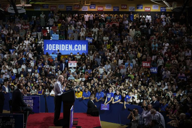 Biden tijdens een kiezersbijeenkomst van het Democratisch Nationaal Comité (DNC) op de Richard Montgomery High School in Rockville, Maryland.  Beeld AFP