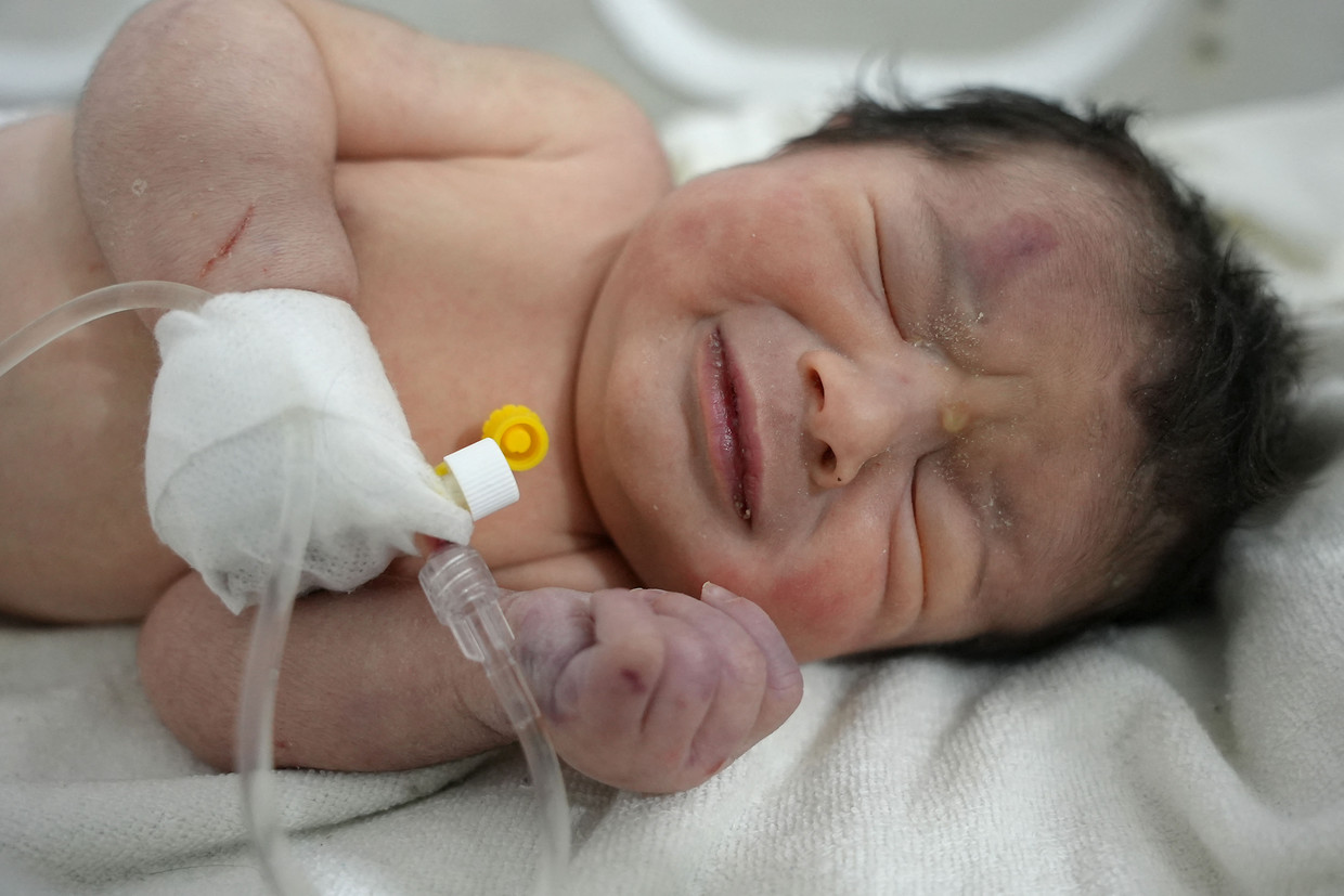 Pasgeboren baby die nog met navelstreng vasthing gered vanonder het puin Syrië
