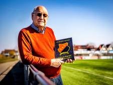 Arie de Jongh tikt met twee vingers jubileumboeken van SSS over: ‘Kwam neer op een maand werk’