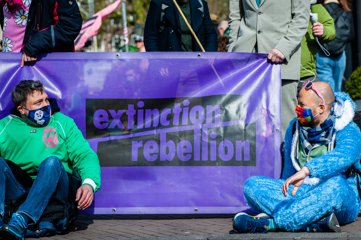 Twee Extinction Rebellion-activisten in Den Haag Beeld NurPhoto via Getty Images