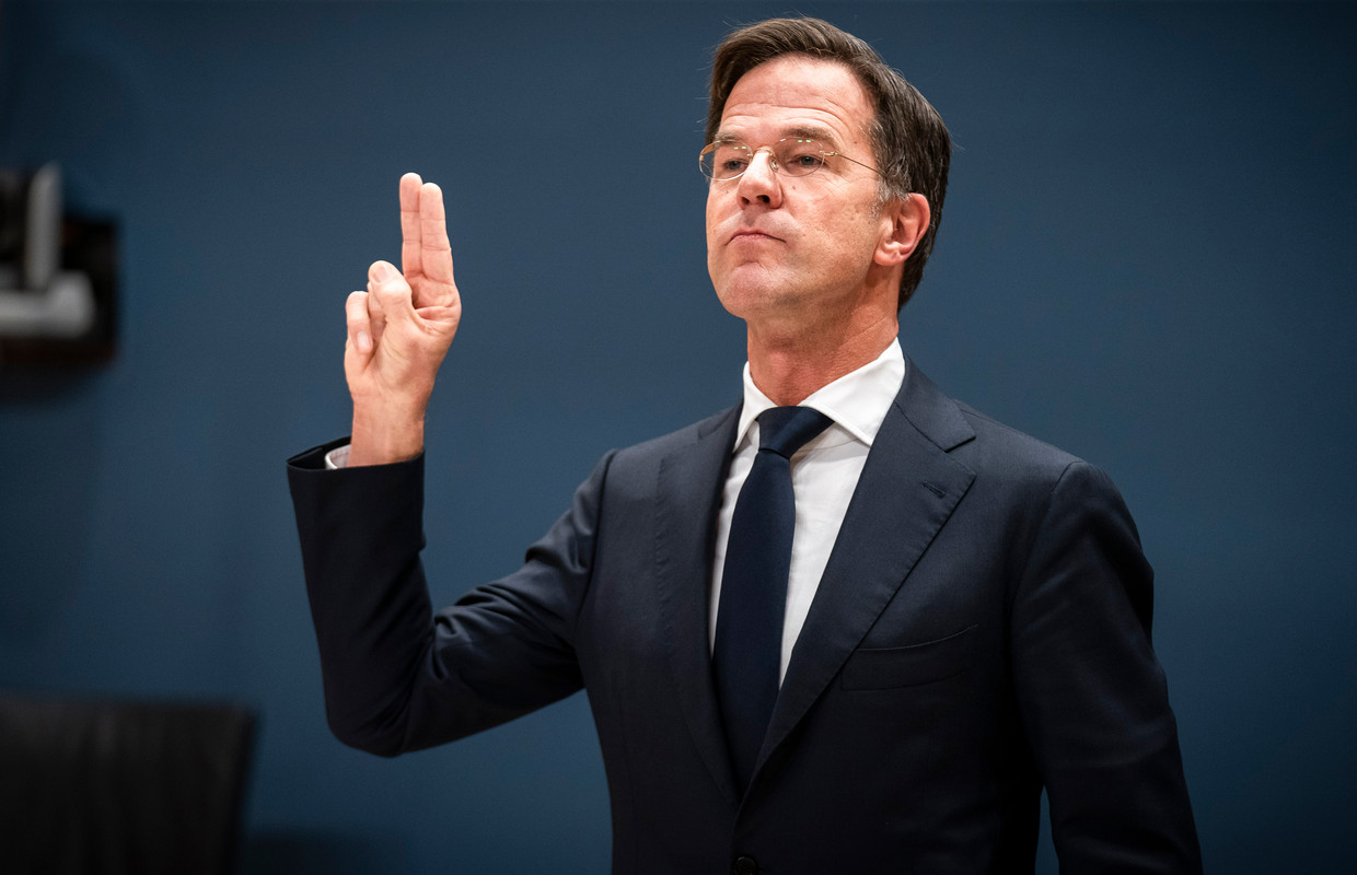 Premier Mark Rutte legt de eed af voor zijn verhoor door de parlementaire commissie Kinderopvangtoeslag. Beeld Freek van den Bergh / de Volkskrant
