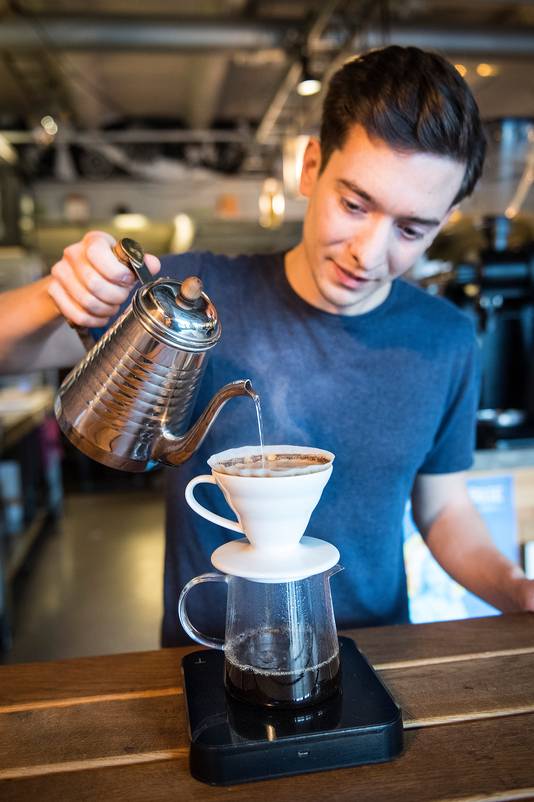 omvang Bloeien Overlappen Vergeet espresso: Olaf Boom maakt de ouderwetse filterkoffie weer hip |  Koken & Eten | AD.nl