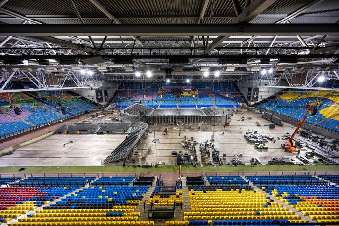 De volleybalstadions in GelreDome worden afgebroken om plaats te maken voor de kickboksring voor het treffen tussen Badr Hari en Alistair Overeem tijdens Glory Collision 4.