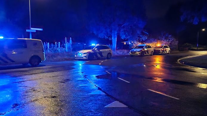 Na het ongeval zijn  meerdere politieauto's aanwezig bij het scoutinggebouwtje.