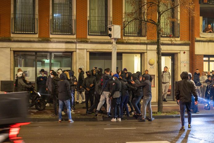 De flitspaal aan de zuidelijke kant van het kruispunt is het doelwit van de rellen zaterdagavond.