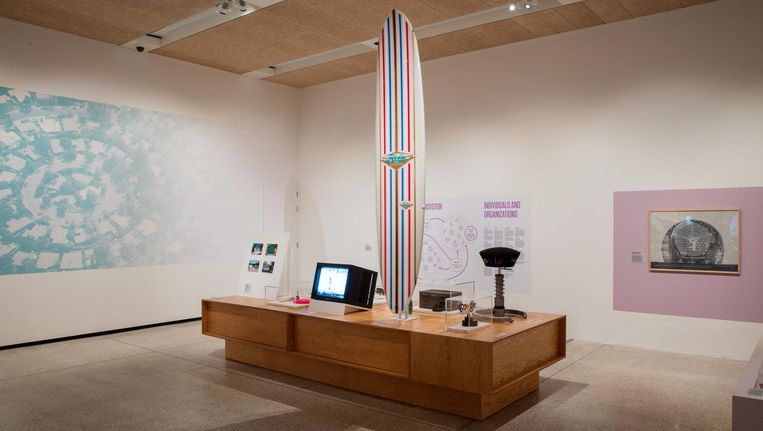 Surfplank in de expositie California: Designing Freedom, die nu is te zien in het Design Museum in Londen. Beeld Luke Hayes