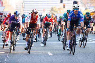 Groves triomfeert in ‘vlakke’ etappe Ronde van Catalonië, Evenepoel en Roglic nemen een snipperdag: “Niet de makkelijkste aankomst”