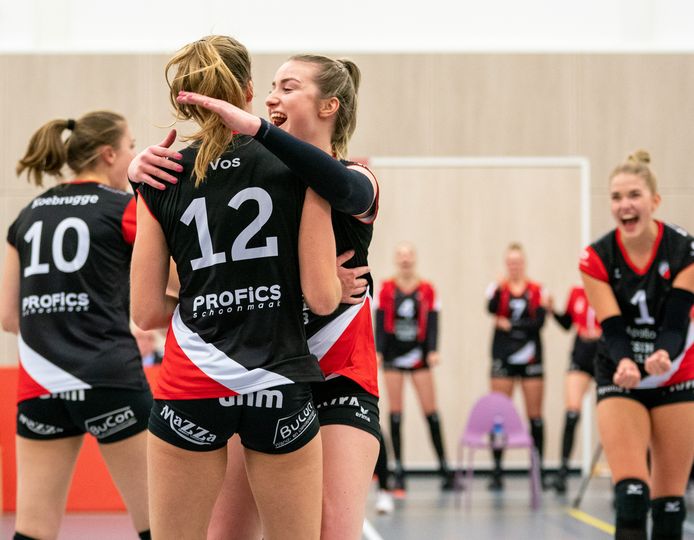 Vreugde bij Rianne Vos (12) en Juliët Huisman na een gewonnen set.