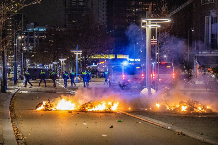 De beelden van de corona- rellen in Rotterdam veroorzaakten ‘een schokgolf bij onze oosterburen’, aldus correspondent Guy Hoeks.