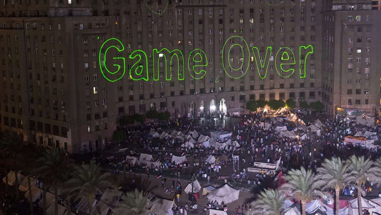 Demonstranten op het Tahrirplein projecteerden dinsdag met laser verschillende woorden in het Arabisch en Engels op een overheidsgebouw, waaronder de woorden 'Game Over'. Beeld AFP