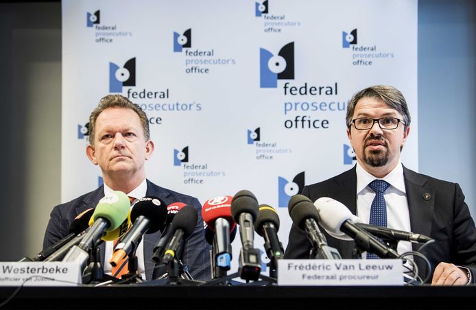 Procureur van het federaal parket Frederic van Leeuw (rechts) en de Nederlandse hoofdofficier van Justitie van het Landelijk parket Fred Westerbeke geven toelichting op de persconferentie in Hasselt.