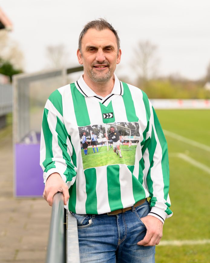Emiel Dorst in het shirt dat hij bij zijn afscheid van Kloetinge kreeg. De middenvelder speelde vijf jaar bij de Bevelandse club.