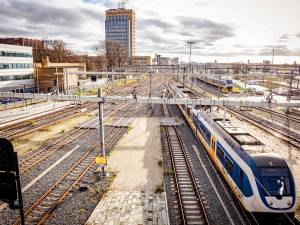 Studenten mogen blokken voor tentamen aan lege bureaus van NS-medewerkers