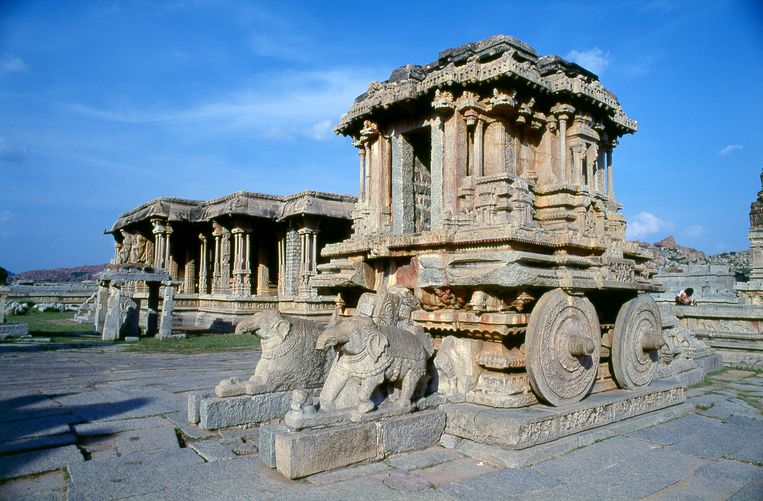 De Vittalatempel in Vijayanagara, voormalig hoofdstad van het gelijknamige rijk,  waarin Rushdie zijn nieuwe roman situeert. Beeld Rainer Krack/Getty Images