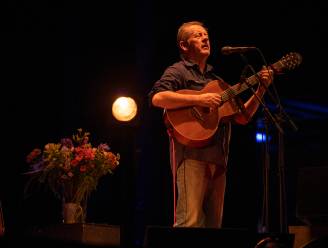 Ierse singer-songwriter Luka Bloom verwent vrijwilligers De Roma: “Ik ben oud en imperfect, een beetje zoals deze prachtige concertzaal”