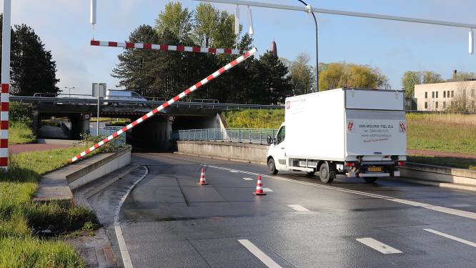 Wéér rijdt vrachtwagen balk eraf bij berucht viaduct in Waalwijk