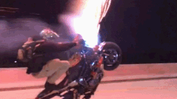 Motard doet waanzinnige vuurwerkwheelie