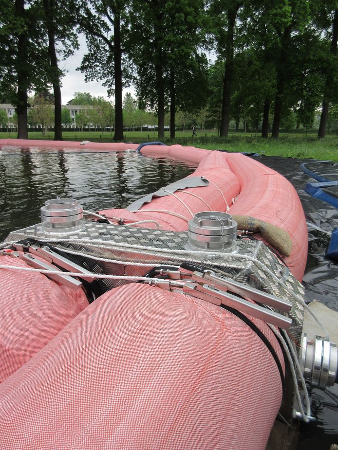 Een mobiele waterkering van waterschap Brabantse Delta in werking.