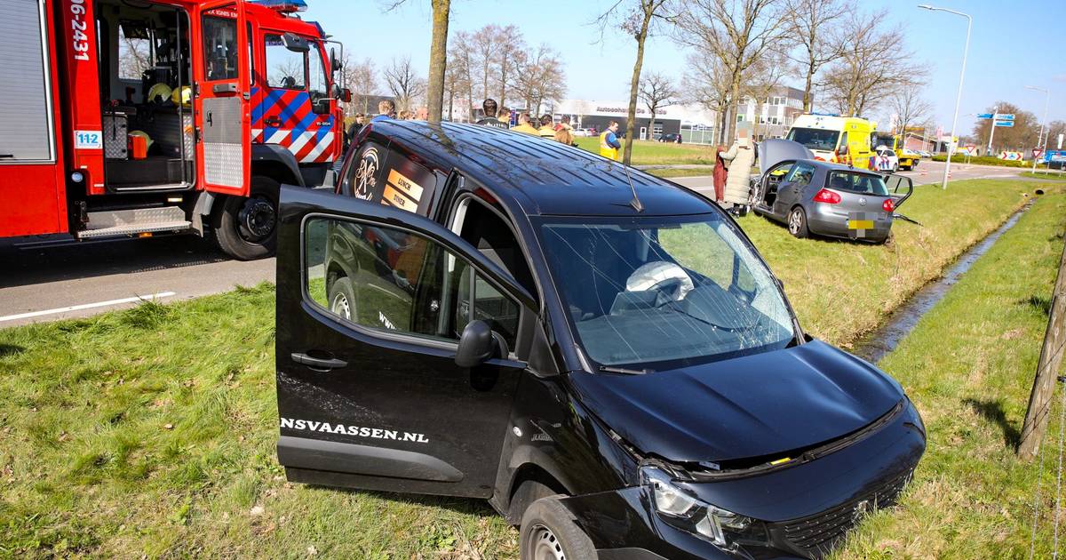 Brandweer bevrijdt bestuurder uit auto na frontale botsing in Vaassen.